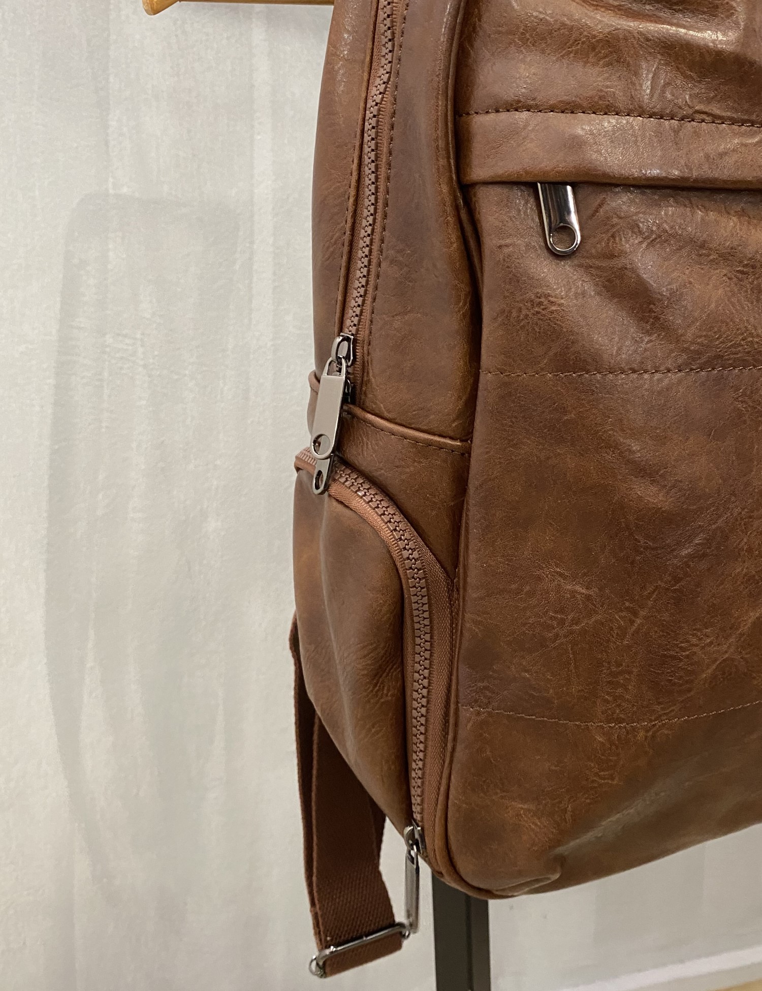 Ανδρικό καφέ σακίδιο πλάτης με τσέπη L625730K φωτογραφία